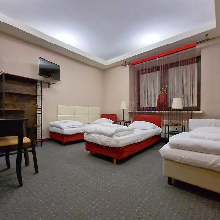 Helvetia Plus B&B - Private Rooms And Apartments Varsovie Extérieur photo