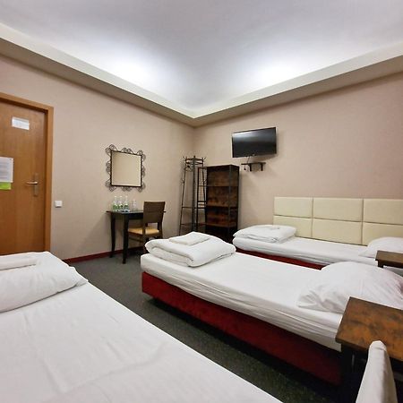 Helvetia Plus B&B - Private Rooms And Apartments Varsovie Extérieur photo