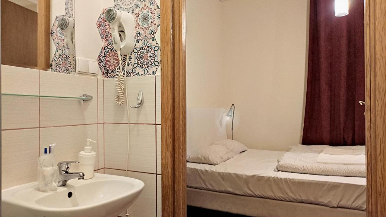 Helvetia Plus B&B - Private Rooms And Apartments Varsovie Extérieur photo