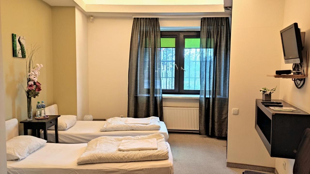 Helvetia Plus B&B - Private Rooms And Apartments Varsovie Extérieur photo