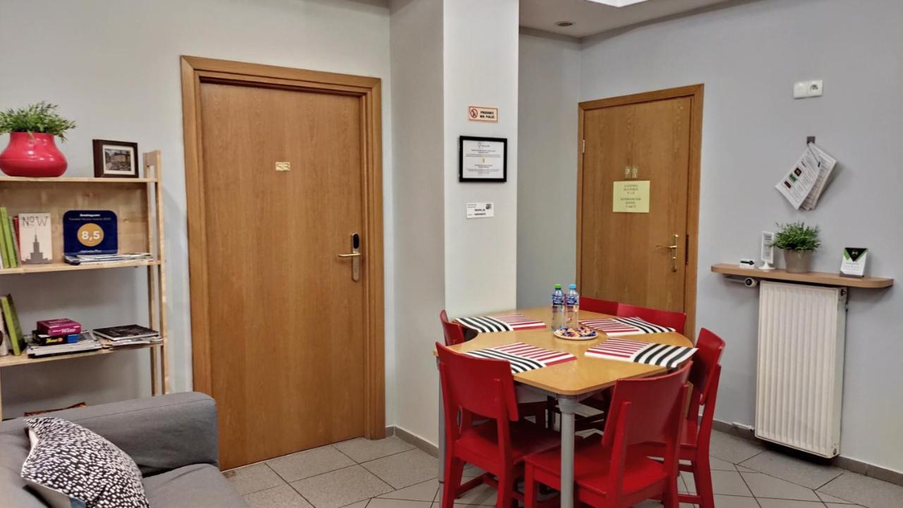 Helvetia Plus B&B - Private Rooms And Apartments Varsovie Extérieur photo
