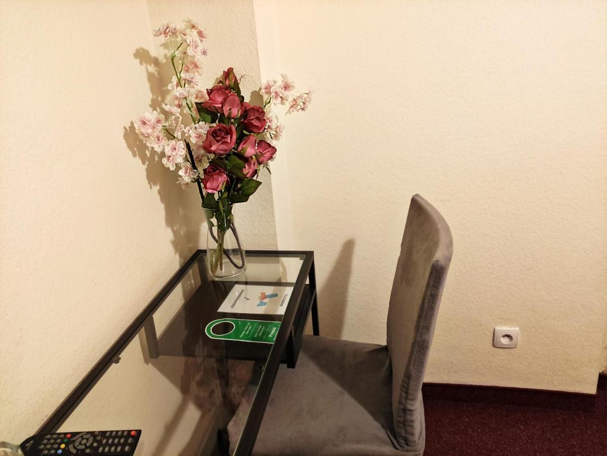 Helvetia Plus B&B - Private Rooms And Apartments Varsovie Extérieur photo