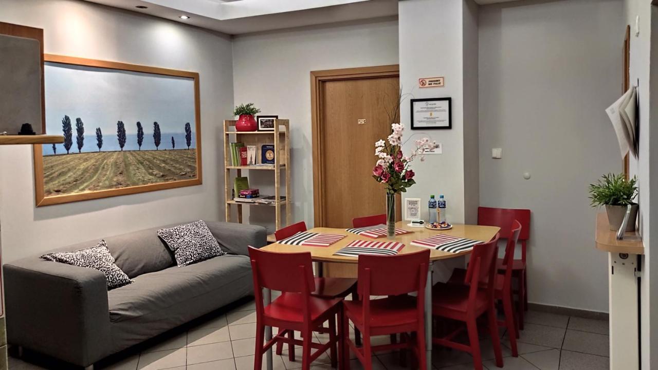 Helvetia Plus B&B - Private Rooms And Apartments Varsovie Extérieur photo
