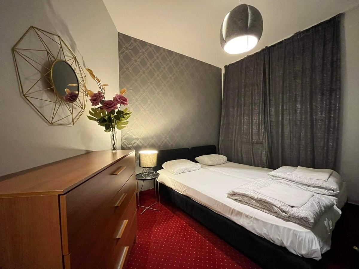 Helvetia Plus B&B - Private Rooms And Apartments Varsovie Extérieur photo