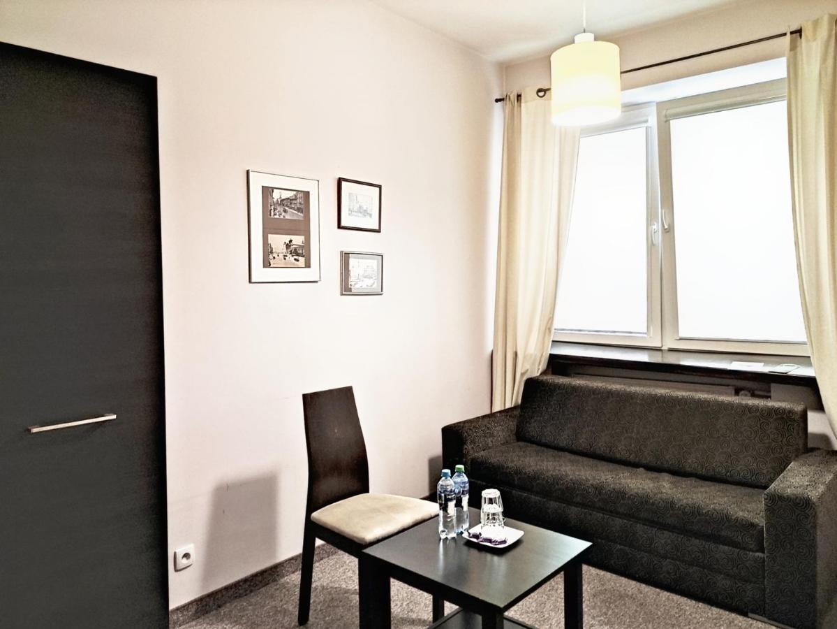 Helvetia Plus B&B - Private Rooms And Apartments Varsovie Extérieur photo