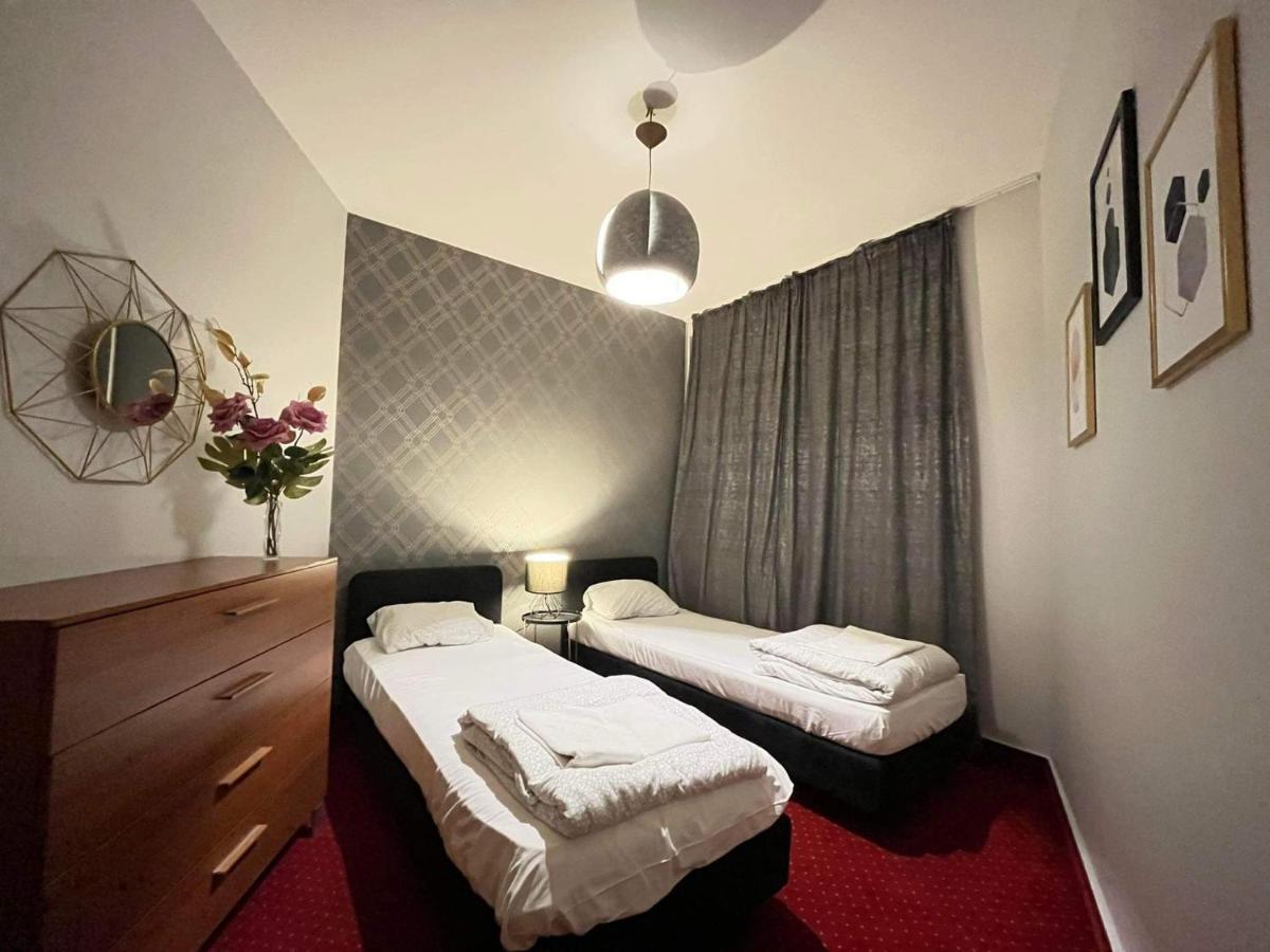 Helvetia Plus B&B - Private Rooms And Apartments Varsovie Extérieur photo