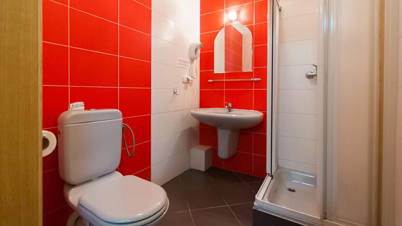 Helvetia Plus B&B - Private Rooms And Apartments Varsovie Extérieur photo