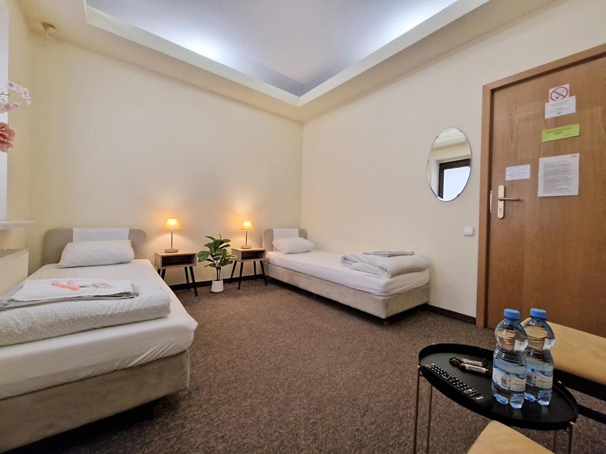 Helvetia Plus B&B - Private Rooms And Apartments Varsovie Extérieur photo