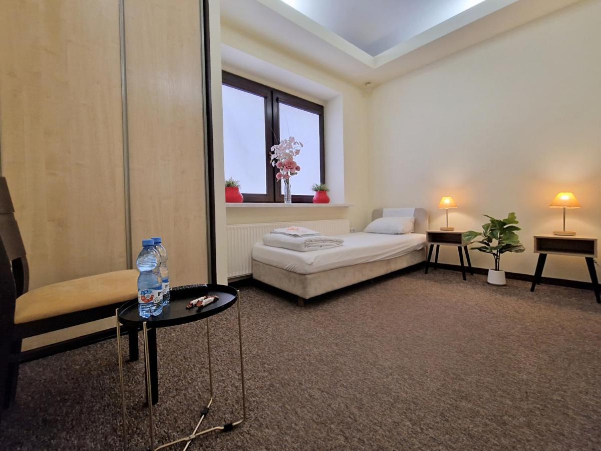 Helvetia Plus B&B - Private Rooms And Apartments Varsovie Extérieur photo