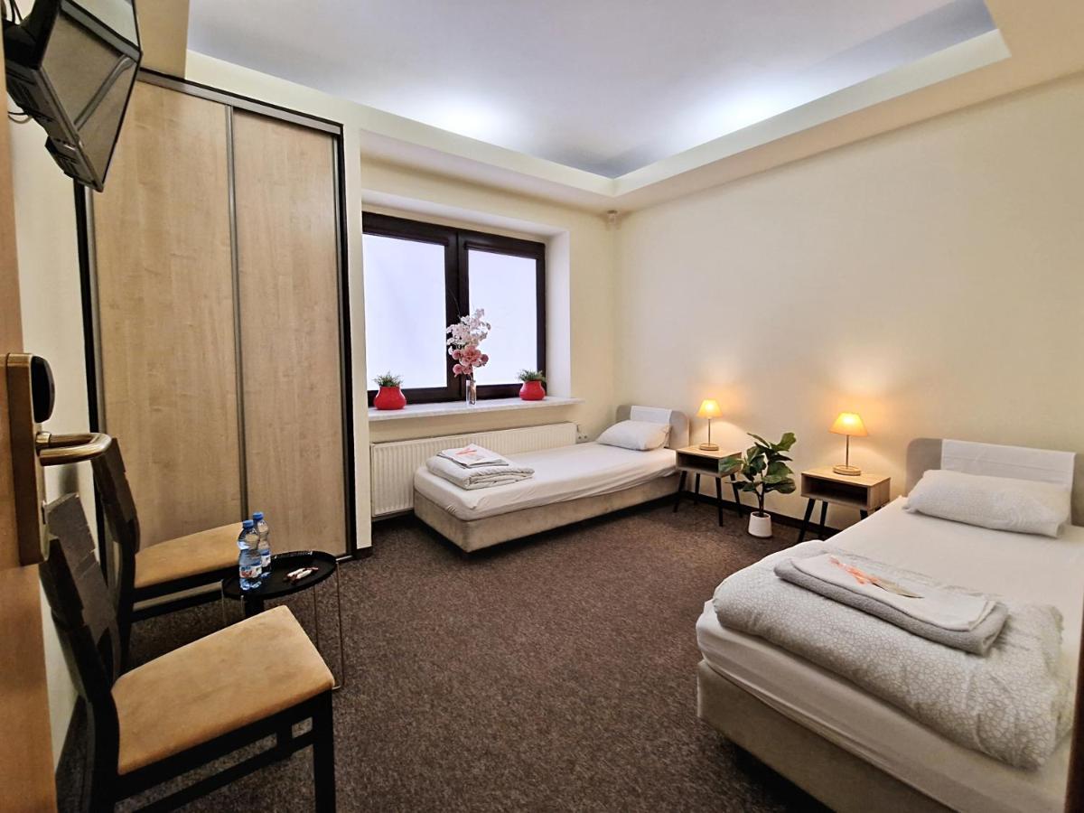 Helvetia Plus B&B - Private Rooms And Apartments Varsovie Extérieur photo
