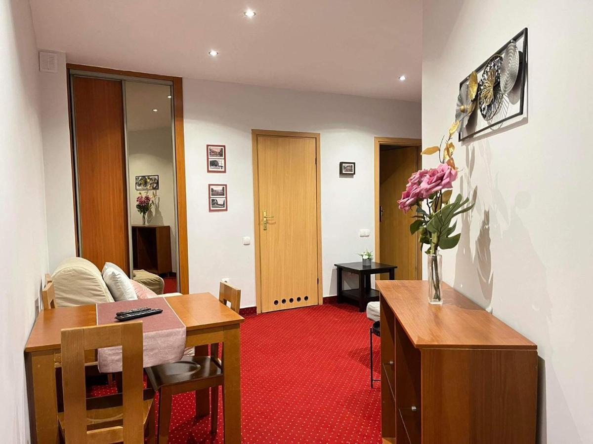 Helvetia Plus B&B - Private Rooms And Apartments Varsovie Extérieur photo