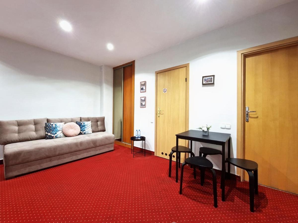 Helvetia Plus B&B - Private Rooms And Apartments Varsovie Extérieur photo