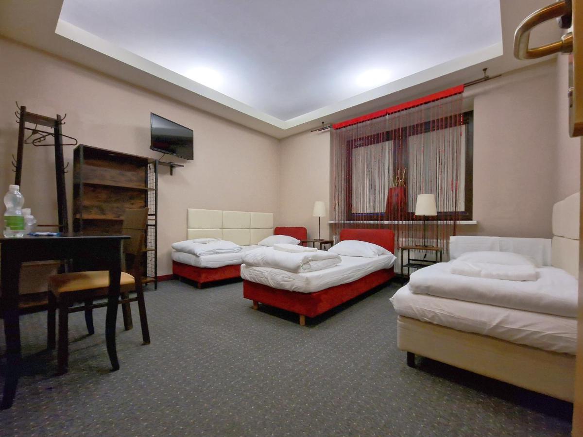 Helvetia Plus B&B - Private Rooms And Apartments Varsovie Extérieur photo