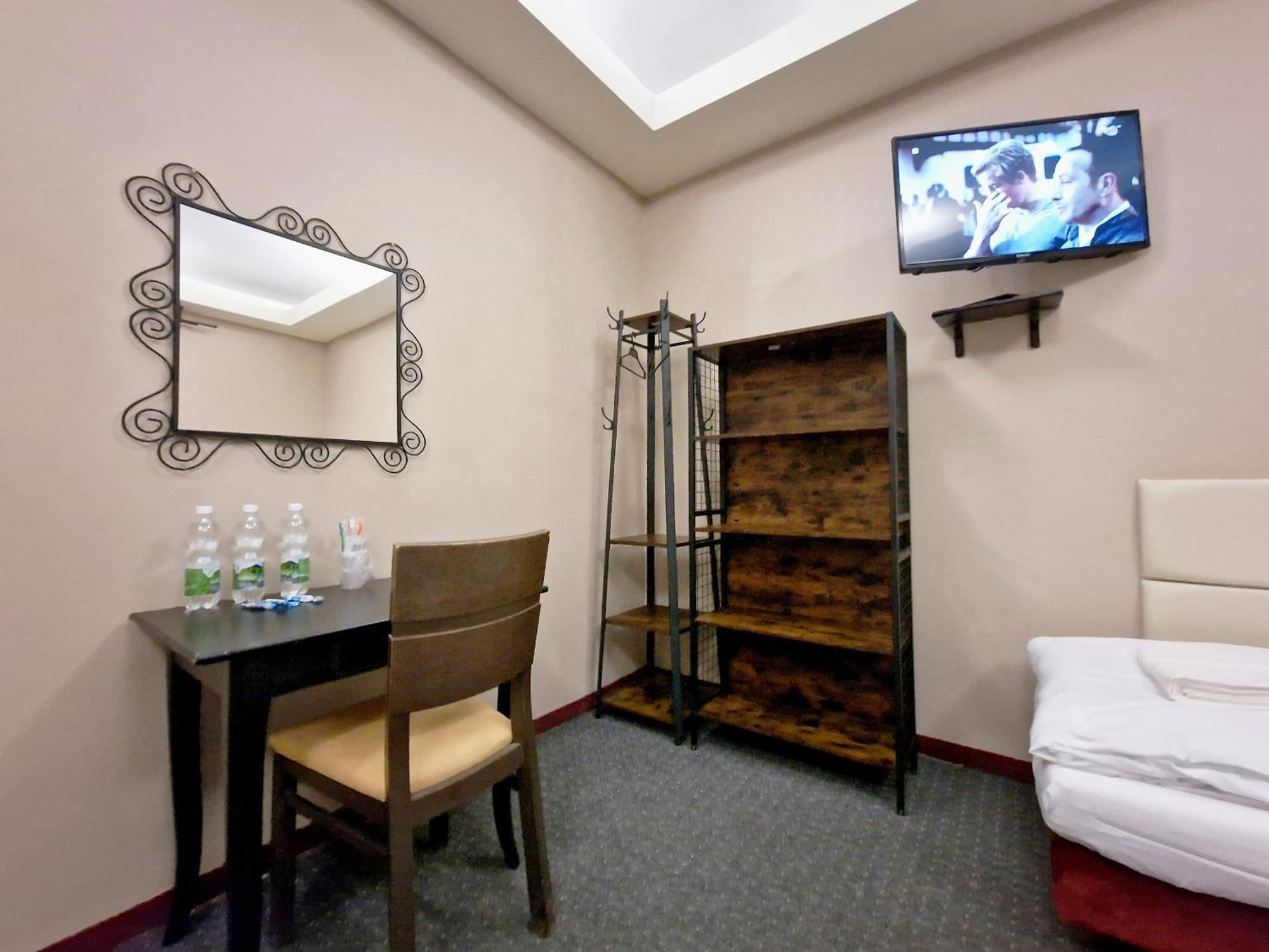 Helvetia Plus B&B - Private Rooms And Apartments Varsovie Extérieur photo