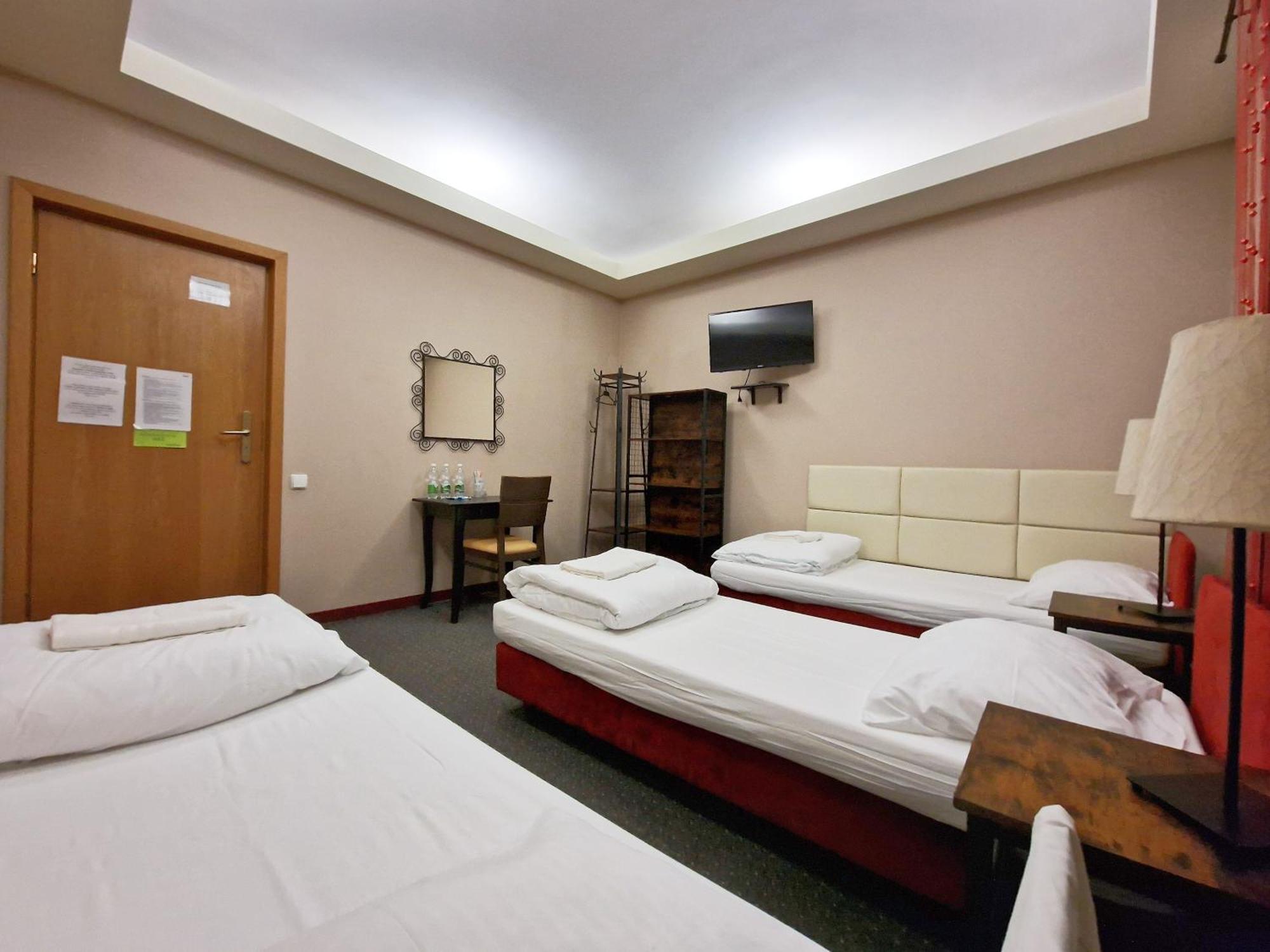 Helvetia Plus B&B - Private Rooms And Apartments Varsovie Extérieur photo