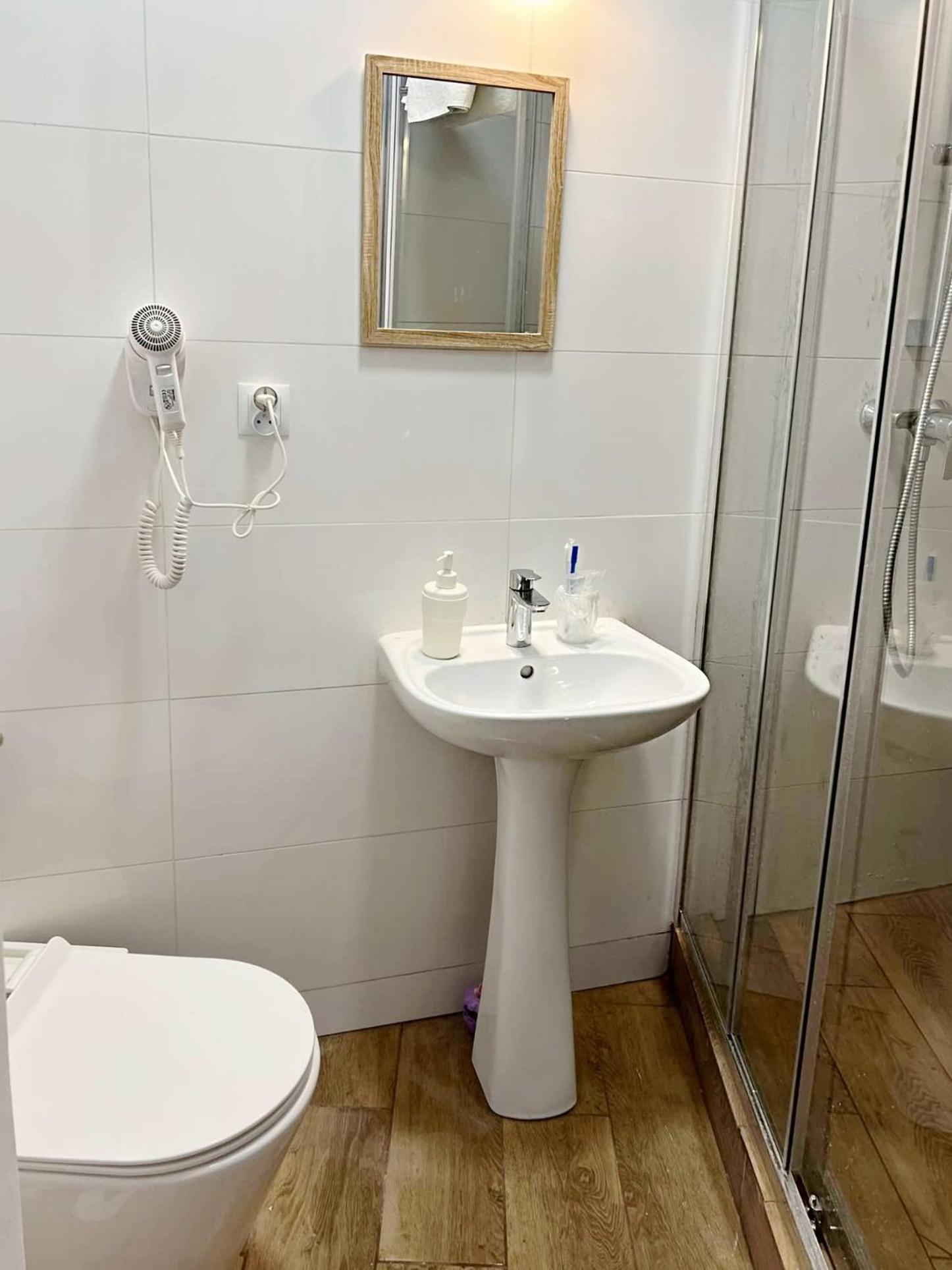 Helvetia Plus B&B - Private Rooms And Apartments Varsovie Extérieur photo